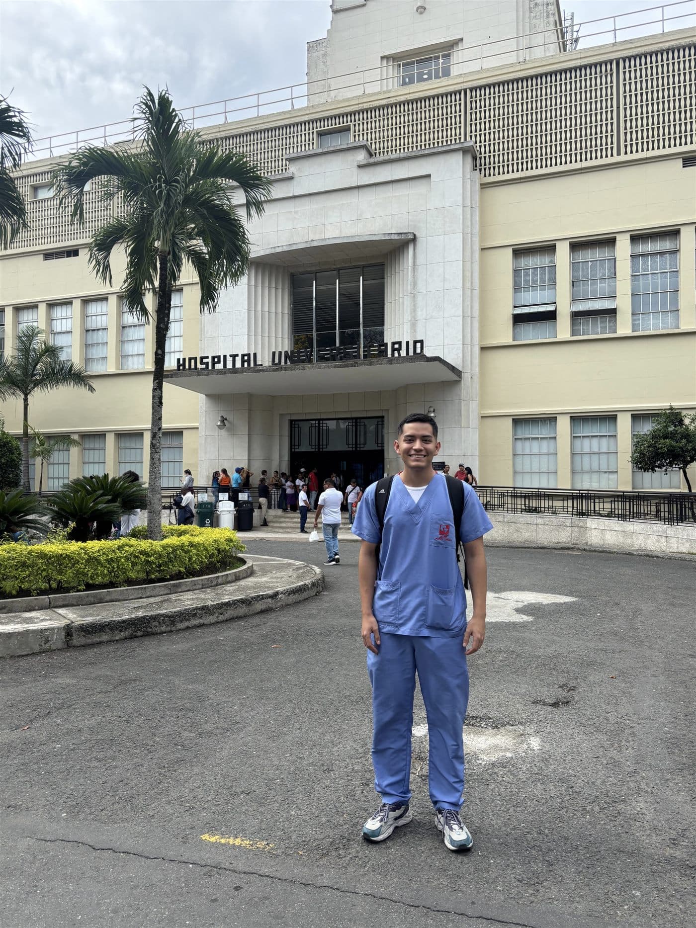 Nicolás Villacreses frente al Hospital Universitario del Valle
